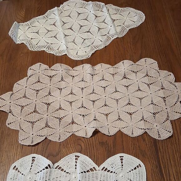 Set of 4 Elegant Crochet flower pattern Lace Doilies Set, cream. tan. & white. - Picture 3 of 5